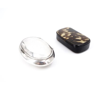 Two vintage snuff boxes, including an electroplate example of oval section, and a faux tortoiseshell box, 6 cm and 5.5 cm res