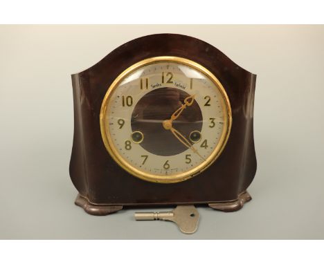 A Smith's Bakelite mantle clock, together with key, 19 cm