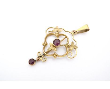 A Belle Epoque yellow metal openwork pendant set with amethyst coloured stones, marked 9 ct, 3 cm, 1.2 g 