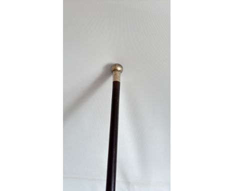 Edwardian walking cane with hallmarked sterling silver handle, London, 1909, maker's mark for Jonathan Howell; ebonised shaft