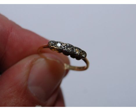 A SINGLE CUT DIAMOND GRADUATED FIVE STONE RING, HALLMARKED LONDON 1969, MAKERS MARK H & M,