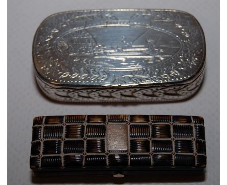 18TH CENTURY TORTOISE SHELL SNUFF BOX OF CURVED FORM BASKET CARVED EFFECT TOP WITH YELLOW METAL CARTOUCHE PIQUE WORK, HINGE A