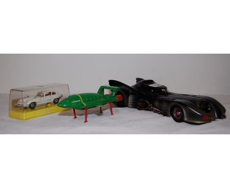 A RARE HOTWHEELS DIE CAST BATMAN BATMOBILE CAR, A MATCHBOX 'THUNDERBIRDS 2' DIE CAST MODEL AND A VINTAGE DINKY TOYS JAGUAR E-