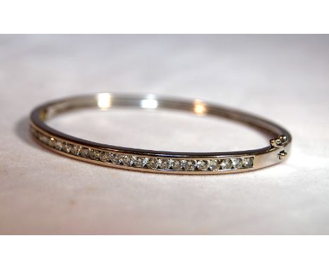 A MODERN CONTEMPORARY STYLE 18 CT WHITE GOLD BANGLE SET WITH 26 DIAMONDS
