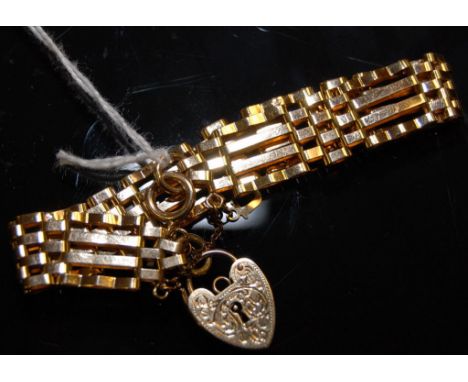 9CT GOLD 4 BAR GATE BRACELET WITH HEART SHAPED PADLOCK CLASP (15 G APPROX)
