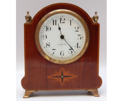 EDWARDIAN EIGHT DAY MANTEL CLOCK, MAHOGANY CASE WITH HERRINGBONE STRINGING AND DECORATIVE INLAY, WHITE ENAMEL DIAL WITH ARABI