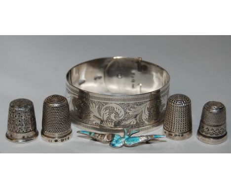 4 CHARLES HORNER SILVER THIMBLES, ENAMELLED BROOCH (AS FOUND) AND CHARLES HORNER SILVER BANGLE