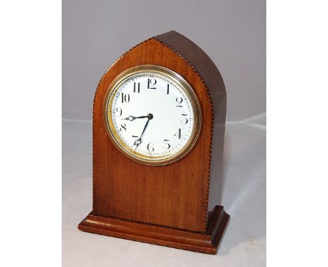 EDWARDIAN LANCET SHAPED MANTEL CLOCK WITH HERRINGBONE STRINGING INLAY. 8 DAY ENGLISH JEWELLED BALANCE ESCAPEMENT MOVEMENT, WH