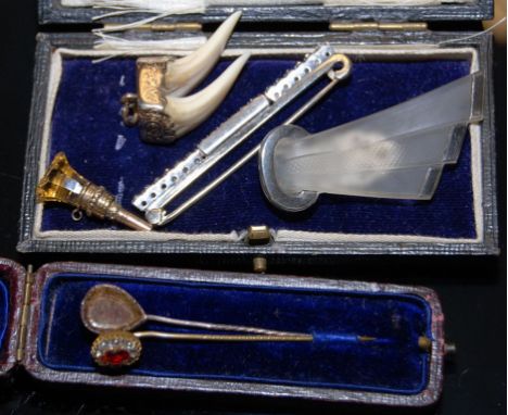 2 YELLOW METAL STICK PINS, A TOOTH PENDANT WATCH WINDER, 9CT BAR BROOCH AND A GLASS CLIP BROOCH.