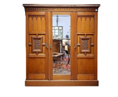 Maple &amp; Co., London - A Victorian 19th century walnut Arts &amp; Crafts triple wardrobe compactum. The central mirror doo