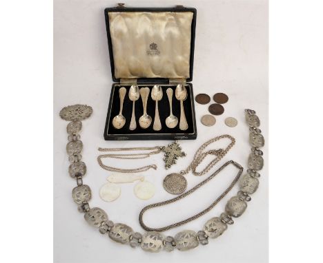 A mixed lot:a set of ten Elkington hallmarked silver teaspoons with bright-cut decoration (133g);an early 20th century silver