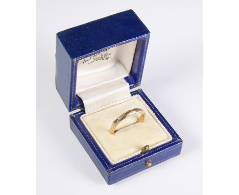 A faceted 9-carat yellow gold wedding band: ring size Q (approx. 2.87g) (boxed)