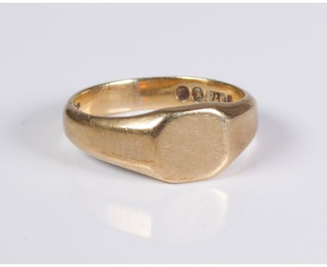 A 9-carat yellow gold signet ring, the central octagonal plaque unengraved, ring size K½ (approx. 3.5g)