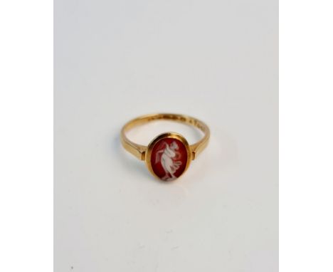 A hallmarked 18ct yellow gold cameo ring.