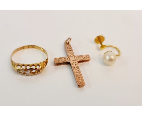 A hallmarked 18ct yellow gold diamond ring (A/F two stones deficient), a cross pendant and a single pearl earring.