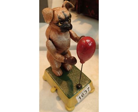 Cast iron boxing dog sign, H: 18 cm. P&amp;P Group 2 (£18+VAT for the first lot and £3+VAT for subsequent lots) 