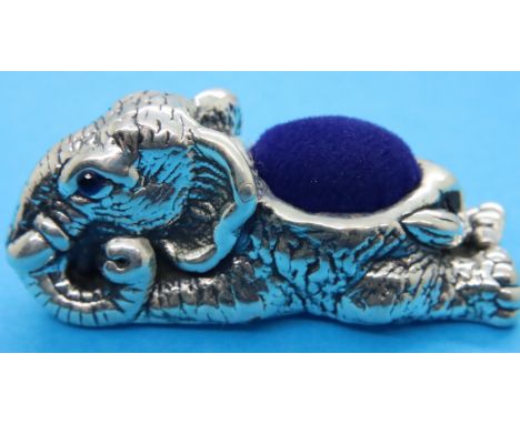 925 silver elephant pin cushion, L: 30 mm. P&amp;P Group 1 (£14+VAT for the first lot and £1+VAT for subsequent lots)