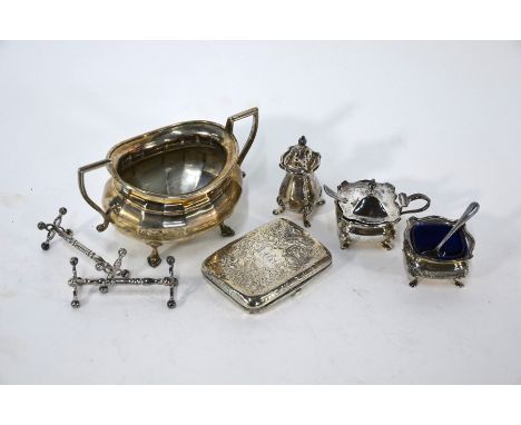 A heavy quality silver two-handled sugar basin, Sheffield 1919 to/w a pair of Victorian knife rests, Chawner &amp; Co, London