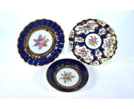 A Worcester Barr Flight &amp; Barr cabinet plate painted with a spray of flowers within a Royal blue and gilt border with sca