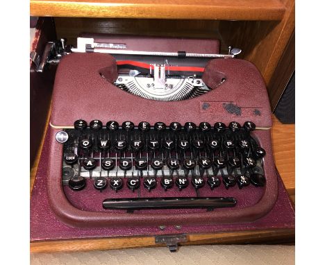 CASED VINTAGE MANUAL TYPEWRITER 