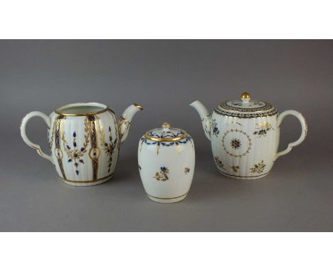 A small group of Caughley blue and gilt teawares, circa 1790 comprising a tea caddy and cover, a teapot and cover and a furth