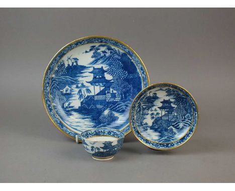 A Caughley tea bowl, saucer and bread and butter plate circa 1785-90 transfer-printed in underglaze blue with the 'Fenced Gar