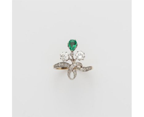 Belle Epoque-Ring mit Smaragdtropfen18 kt Gelbgold. Verschlungenes Floralmotiv ausgefasst mit Altschliffdiamanten (zus. ca. 0