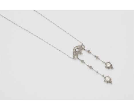 Belle Epoque-Collier Negligé mit DiamantenPlatin. Geschweifte àjour gearbeitete Kartusche mit zwei langen Stäbchenpendilien, 