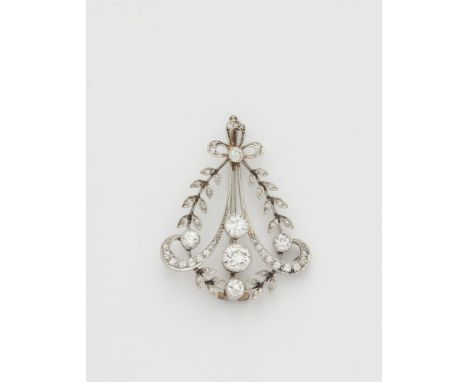 Belle Epoque-Brosche mit DiamantenPlatin, Broschierung 9 kt Gelbgold. Girlandenform mit Schleifenbekrönung und Diamantrosen-B