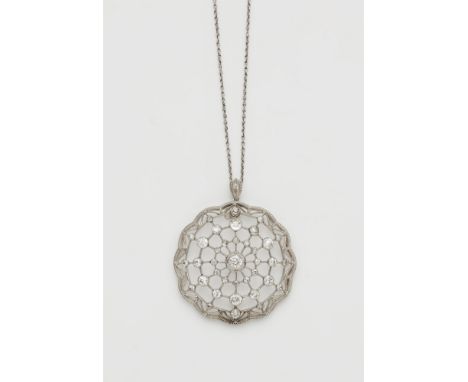 Belle Epoque-Anhänger mit Diamanten14 kt Gelbgold, rhodiniert. Filigran durchbrochene Rosettenform, konzentrisch ausgefasst m