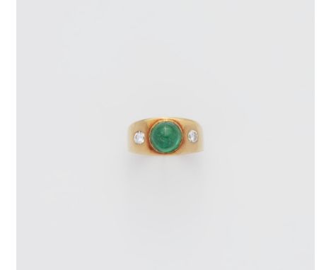 Dreisteine-Ring mit Smaragdcabochon18 kt Gelbgold. Bandringschiene gefasst mit einem Smaragd im Sugarloaf-Schliff (ca. 2,34 c