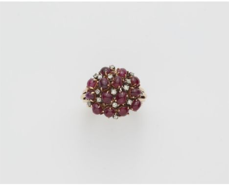 Retro-Ring mit Rubincabochons18 kt Rotgold. Ausgestellte fünfsträngige Schiene. Runder "Himbeer"-Ringkopf gefasst mit 14 oval