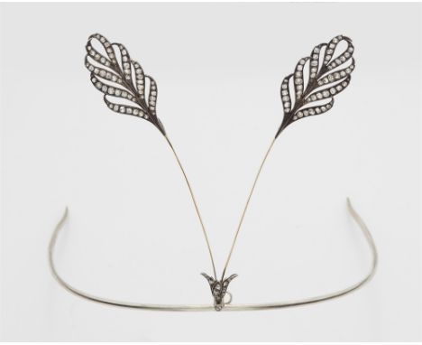 Aigrette en tremblant mit DiamantenSilber, 14 kt Rotgold. In Form von zwei v-förmig "en tremblant" montierten Federn, gefasst