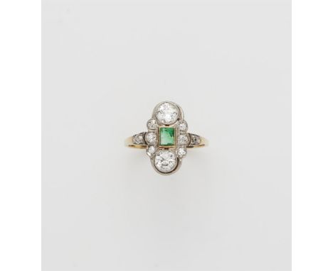 Art Déco-Ring mit Smaragd14 kt Gelbgold, Platin. Schultern und kleiner hochovaler Ringkopf gefasst mit zehn Altschliffdiamant