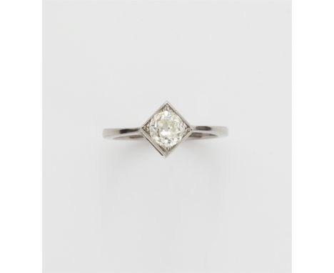 Ring mit DiamantsolitärPlatin. Kleiner quadratischer Ringkopf gefasst mit einem Altschliffdiamant ca. 1,05 ct (ca. 6,23 x 5,6
