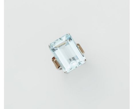 Ring mit natürlichem Aquamarin18 kt Weißgold. Schiene gefasst mit acht Diamanten im Brillant- und Baguetteschliff. Ringkopf g