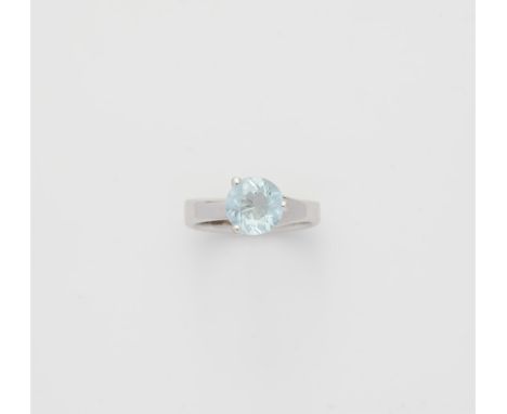 Ring mit Aquamarin18 kt Gelbgold, rhodiniert. Gefasst mit einem natürlichen Aquamarin im Brillantschliff ca. 1,78 ct (8,52 x 