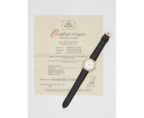 Patek Philippe Calatrava18 kt Gelbgold. Herrenarmbanduhr mit Saphirglas. Lünette mit guillochiertem "Clous de Paris-Motiv" au