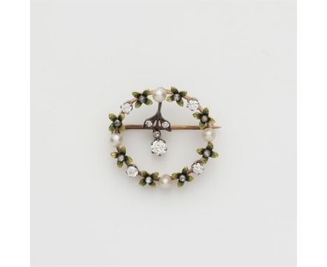 Belle Epoque-Emailbrosche mit Diamanten18 kt Gelbgold. Zierliche Kranzform mit Blumenpendilie, staffiert mit grünem Transluzi