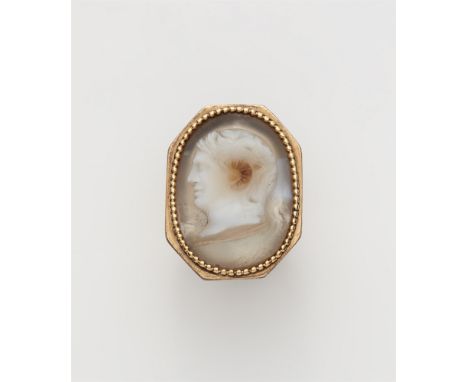 Klassizistischer Ring mit Chalcedon-Kamee18 kt Gold. Flacher Ringkopf in Rechteckform mit abgefasten Ecken, gefasst mit einem
