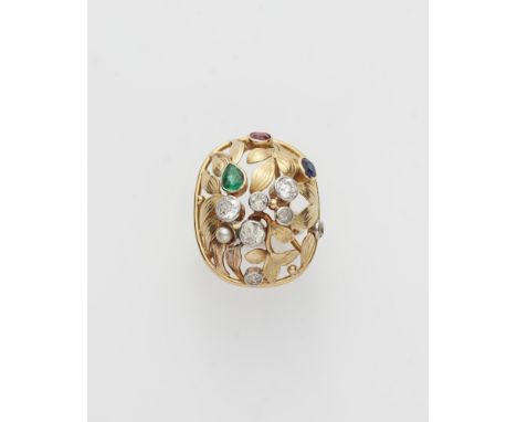 Vegetabil-Ring mit Farbsteinen18 kt Gelbgold. Durchbrochener Ringkopf in bombierter Kissenform mit ziselierten Blättern, zarg