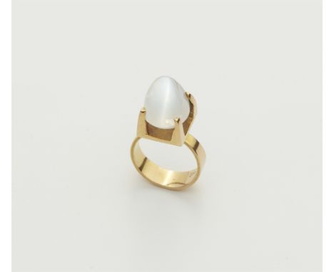 Ring mit Mondsteincabochon18 kt Gelbgold. Bandförmige Schiene. Hoher Ringkopf krappengefasst mit einem Mondstein im Sugarloaf