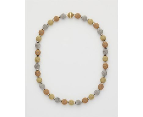 Tricolor-Collier mit Diamanten18 kt Gold, Platin. Modell Friedrich, Handarbeit. Auf feine Platinkette aufgezogen 35 im Wechse