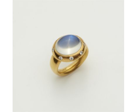 Ring mit feinem Mondstein21 kt Gelbgold. Geschmiedeter Ring mit Bandschiene und querovalem Ringkopf mit geböschtem Rand. Gefa