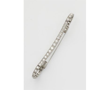 Rivièren-Armband mit DiamantenPlatin. Linienform, gefasst mit 39 Altschliffdiamanten (zus. ca. 4,14 ct, Mittelstein ca. 0,31 