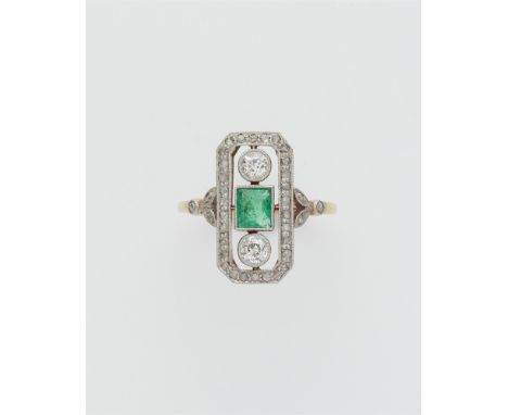 Art Déco-Ring mit Smaragd14 kt Gelbgold, Platin. Zierlicher Ringkopf in durchbrochener Rechteckform gefasst mit Diamantrosen,