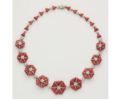 Collier mit Korallen und Diamanten18 kt Gelbgold, rhodiniert. Handgearbeiteter Halsschmuck aus neun im Verlauf angeordneten H
