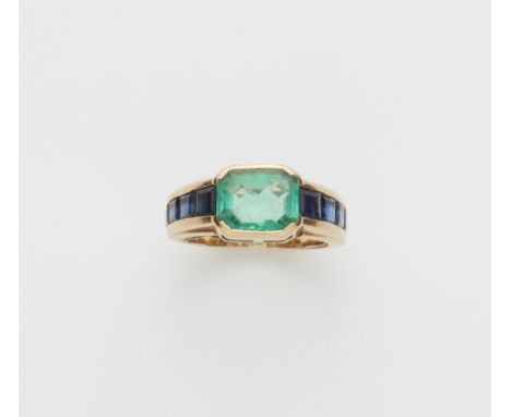 Bandring mit Smaragd18 kt Gelbgold. Sonderanfertigung. Gefasst mit einem Smaragd 3,46 ct und acht kalibrierten Saphiren (zus.