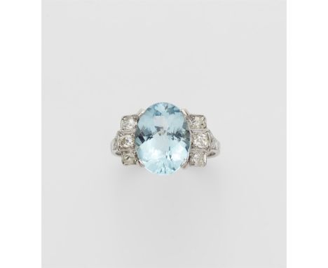 Art Déco Ring mit AquamarinPlatin. Ringkopf gefasst mit einem ovalen Aquamarin ca. 4,52 ct (ca. 12,97 x 9,86 x 6,69 mm) im ge