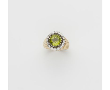 Ring mit Peridot und Diamanten18 kt Gelbgold. Gerippt profilierte Schiene. Ringkopf in Entourageform gefasst mit einem runden